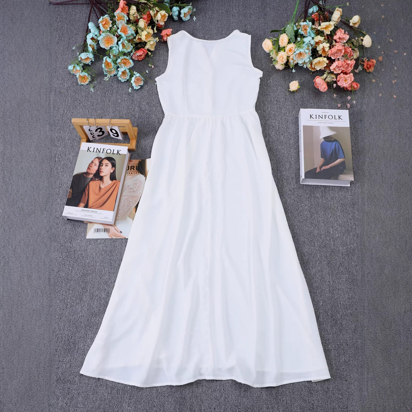 Nuevo vestido elegante y ajustado con escote en V para mujer con un diseño personalizado distintivo.