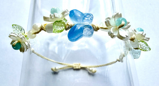 Armband mit blauen Schmetterlingen und Aprikosenblüten