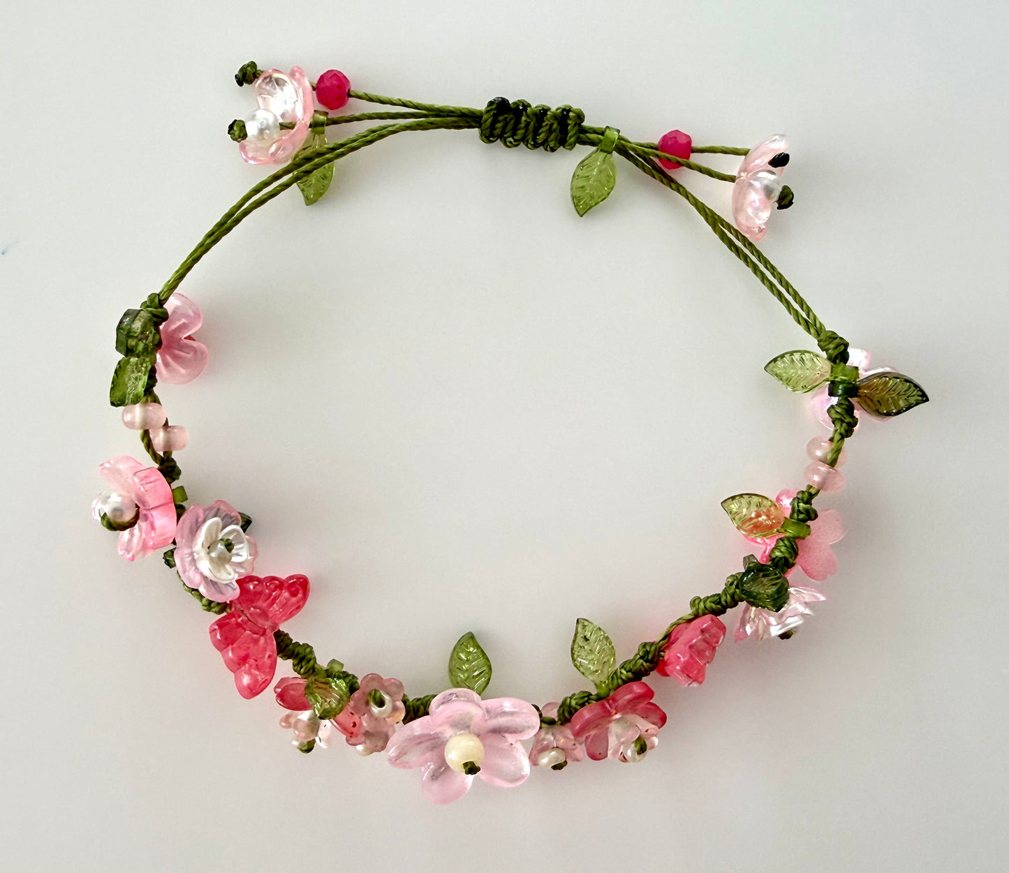 Pulsera floral rosa hecha a mano