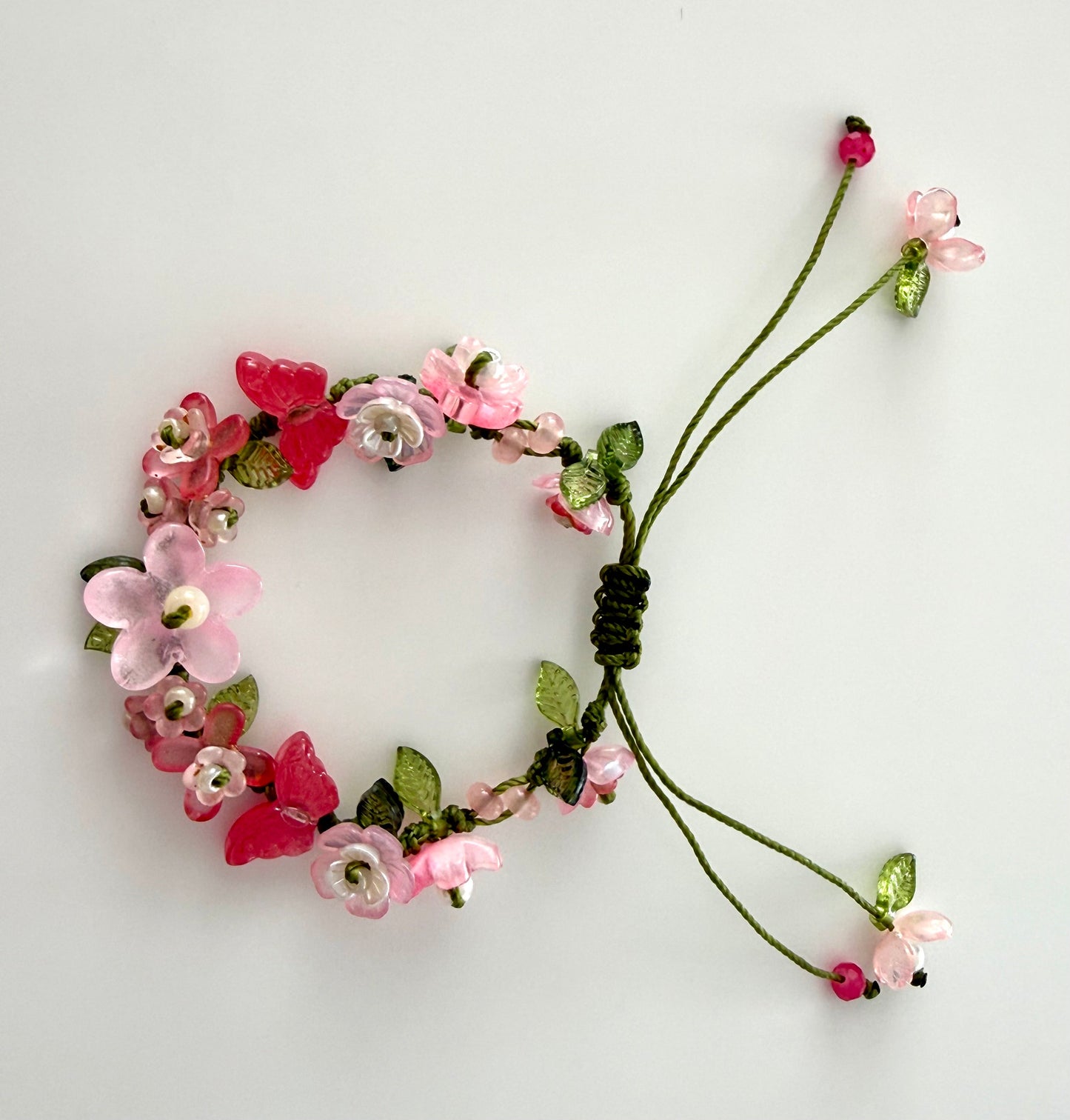 Pulsera floral rosa hecha a mano