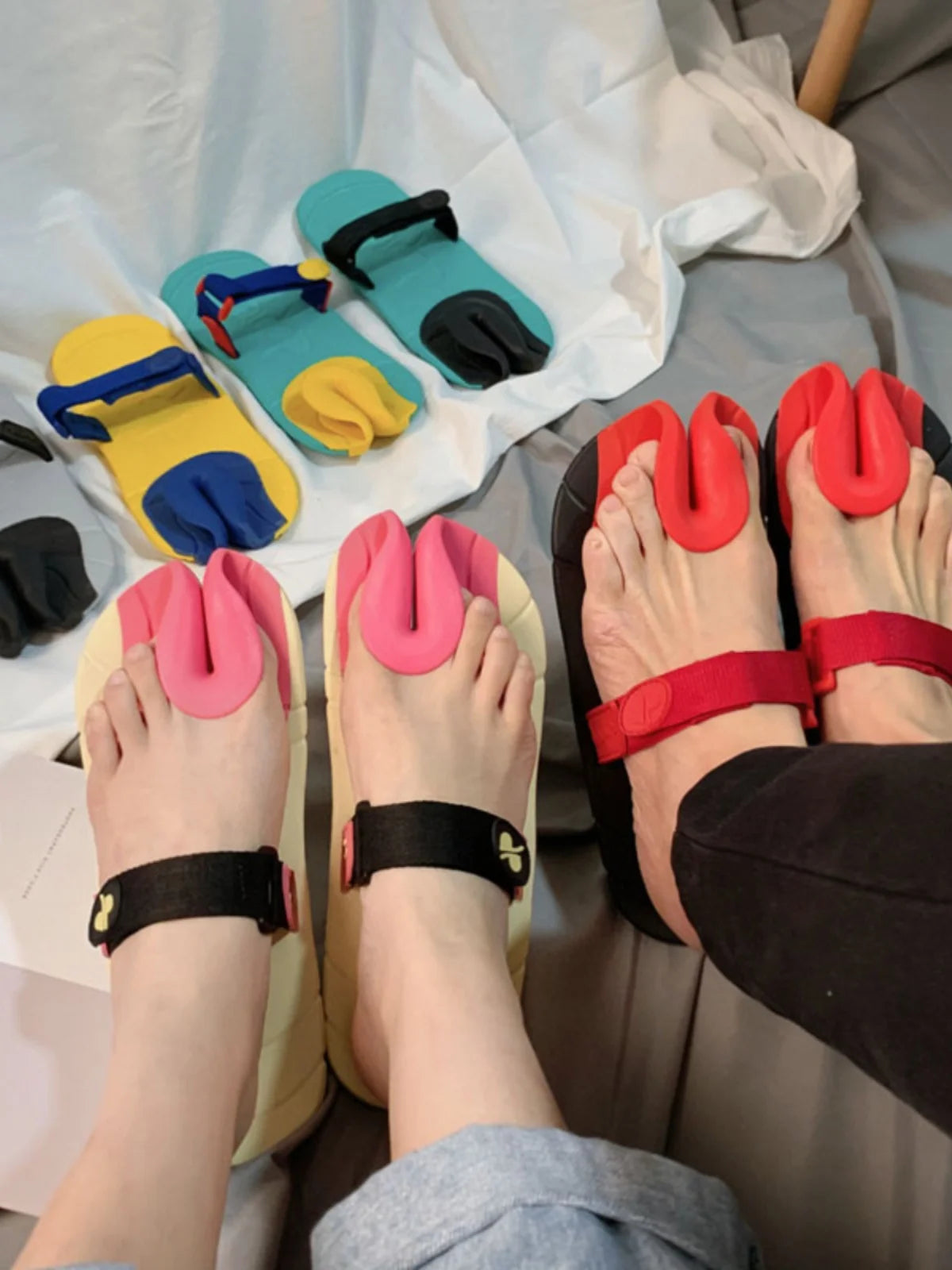 Unisex Comfortable Breathable Toe Separating Slippers Anti-Slip Fashionable Hollow out Design EVA Insole Rubber Outsole
