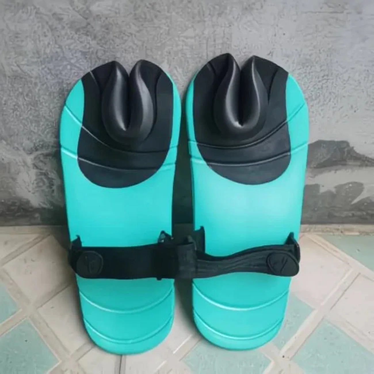 Unisex Comfortable Breathable Toe Separating Slippers Anti-Slip Fashionable Hollow out Design EVA Insole Rubber Outsole