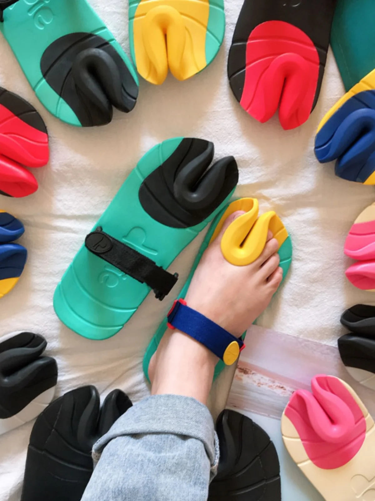 Unisex Comfortable Breathable Toe Separating Slippers Anti-Slip Fashionable Hollow out Design EVA Insole Rubber Outsole