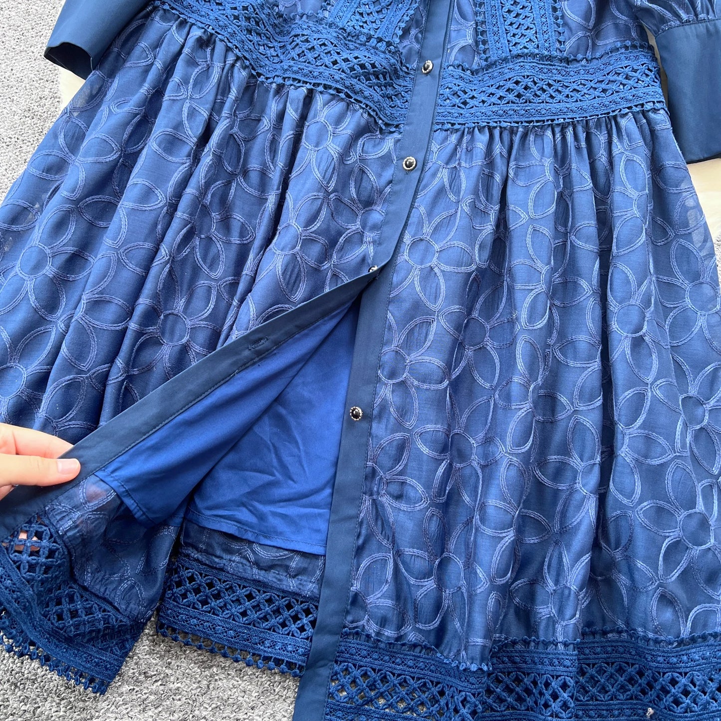 Women's Vintage Court Style Heavy Embroidery Lace Dress — Lantern Sleeve A-Line