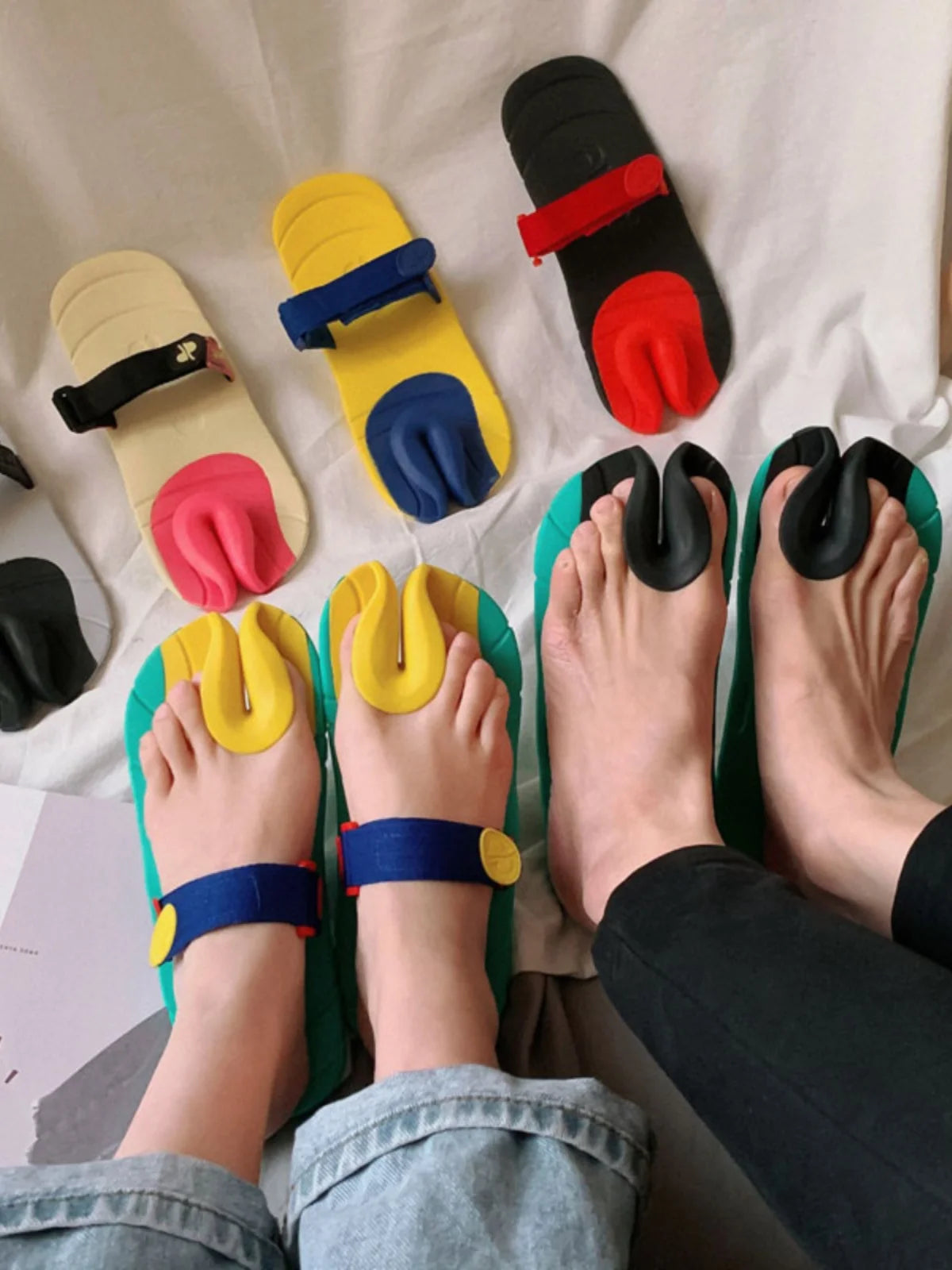 Unisex Comfortable Breathable Toe Separating Slippers Anti-Slip Fashionable Hollow out Design EVA Insole Rubber Outsole
