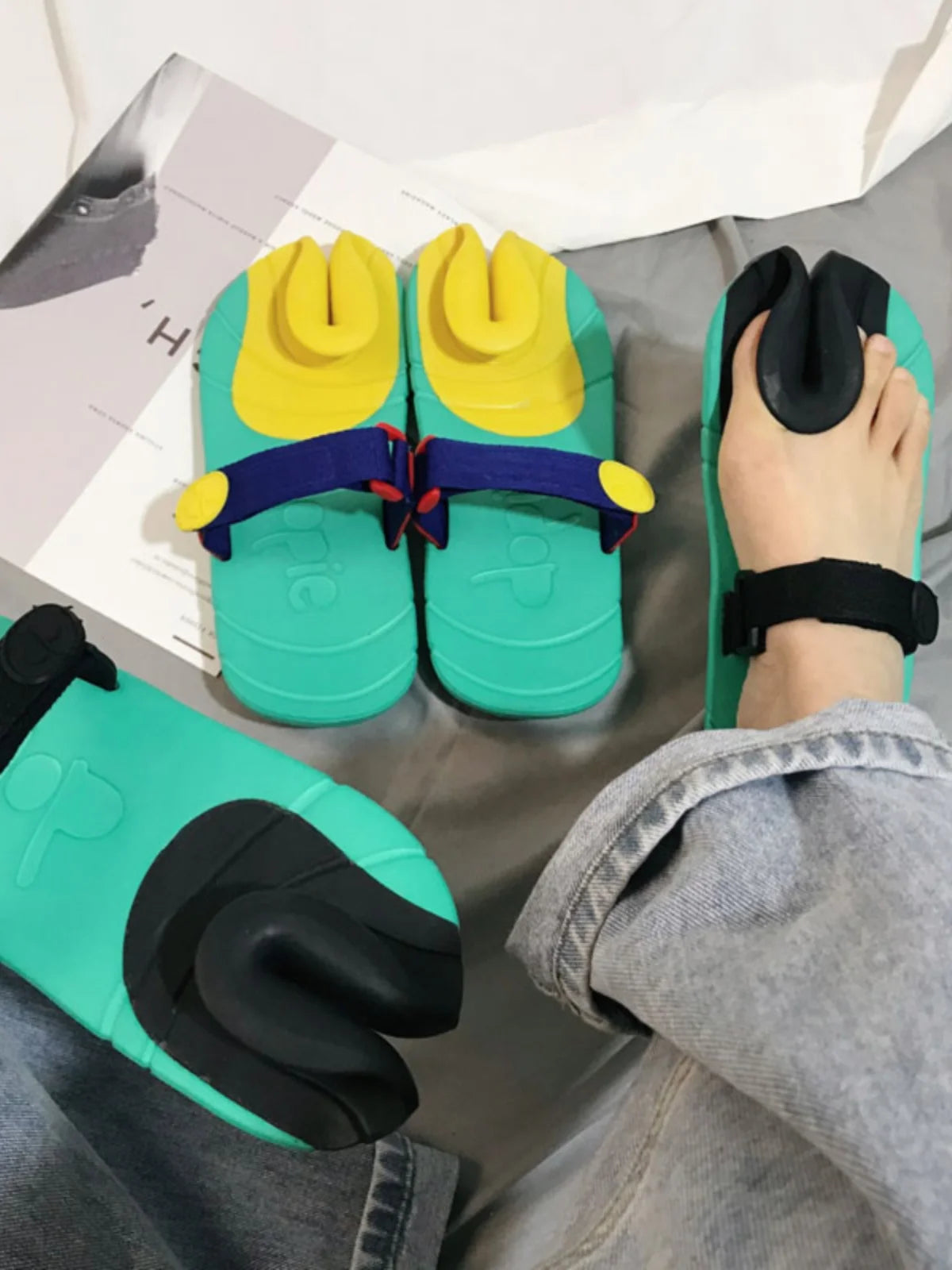 Unisex Comfortable Breathable Toe Separating Slippers Anti-Slip Fashionable Hollow out Design EVA Insole Rubber Outsole