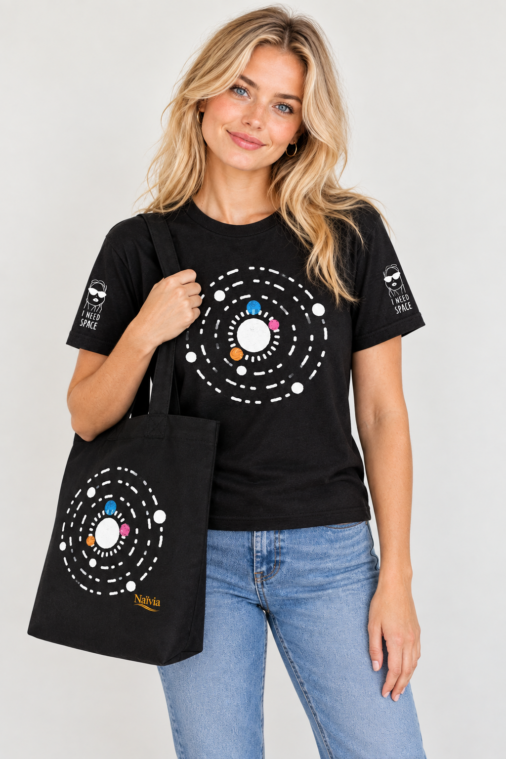 Woman wearing the matching cosmic T-shirt and carrying the Naïvia tote
